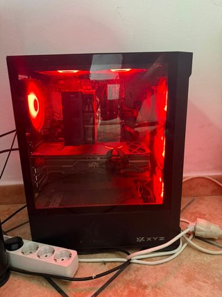 PC Gaming con luces LED rojas