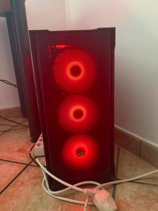 PC Gaming con luces LED rojas