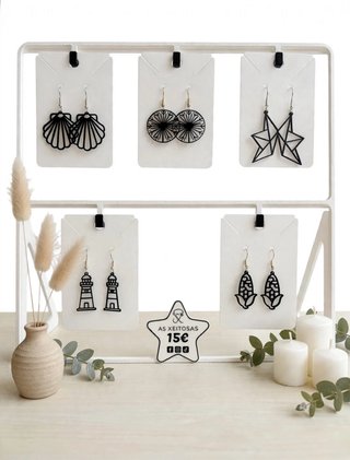 Pendientes negros originales.
