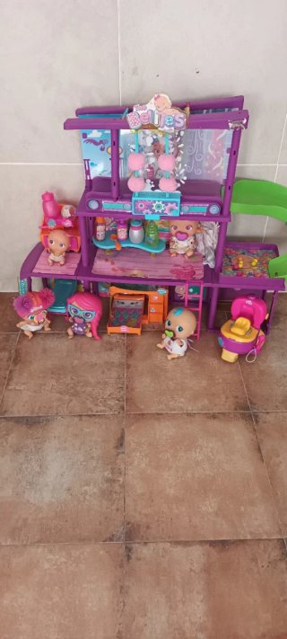 Casa Bellies con muñecas y accesorios