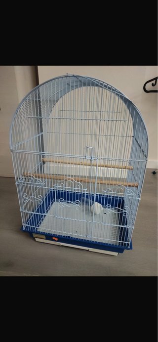 Jaula para pájaros azul y blanca