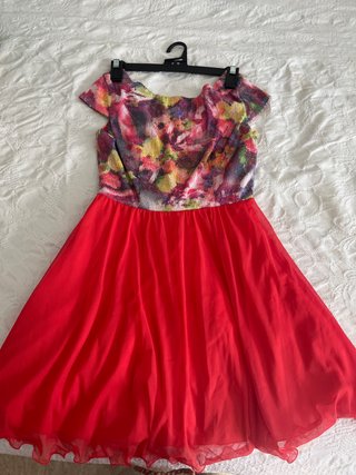 Vestido floral multicolor con falda roja