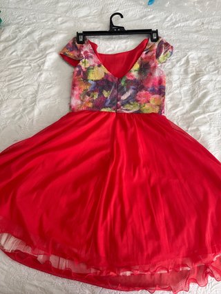 Vestido floral multicolor con falda roja