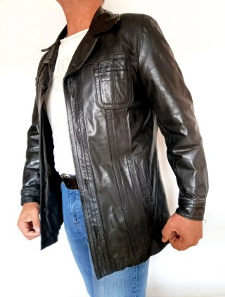 Cazadora de cuero negra