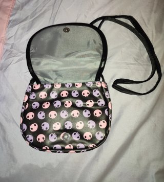 Bolso bandolera Kuromi Sanrio.