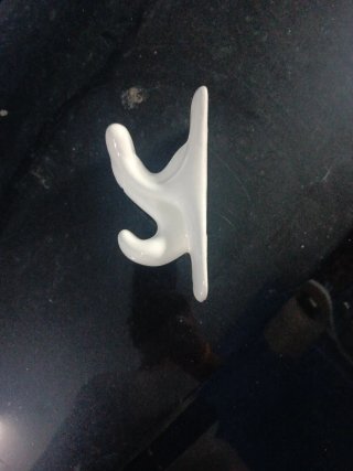 Toallero de cerámica blanco y azul