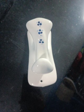 Toallero de cerámica blanco y azul