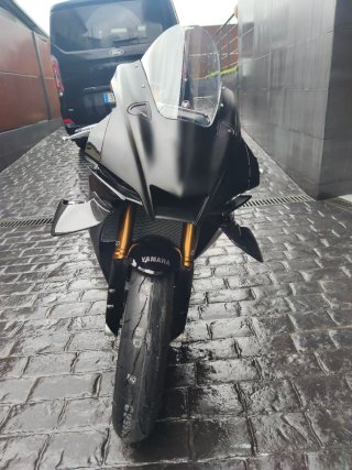 Yamaha R1 Race