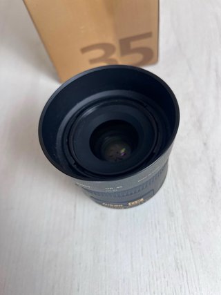 Nikon AF-S DX Nikkor 35mm f/1.8G + Parasol + Caja
