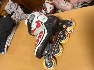 Patines en línea rojos y blancos