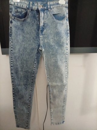 Pantalón tejano desgastado azul