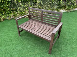 Banco de jardín de madera con cojines