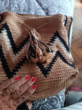 Bolso de crochet marrón con diseño geométrico