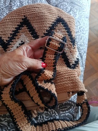 Bolso de crochet marrón con diseño geométrico