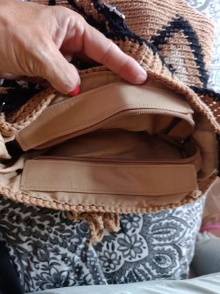 Bolso de crochet marrón con diseño geométrico