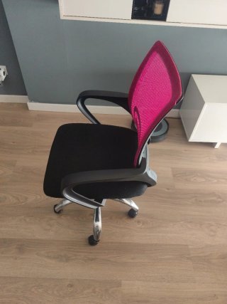 Silla de escritorio negra y rosa