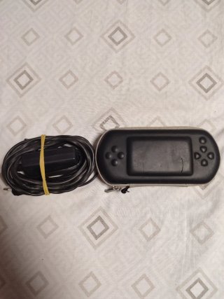 PSP grigio con caricatore e custodia