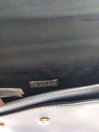 Borsetta nera con tracolla e chiusura dorata