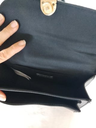 Borsetta nera con tracolla e chiusura dorata