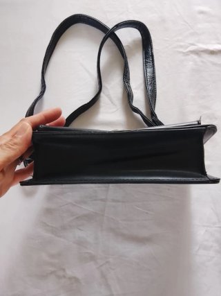 Borsetta nera con tracolla e chiusura dorata