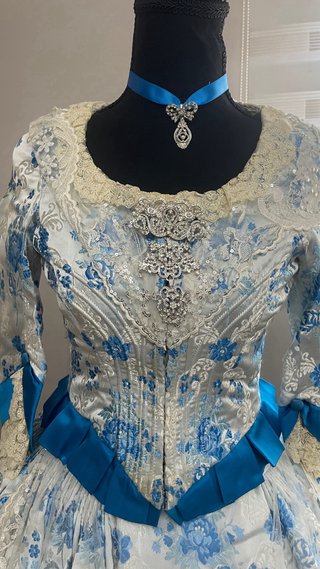 Traje Fallera Niña Azul y Blanco en hilo de plata.
