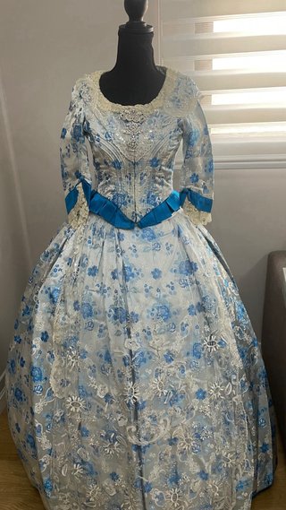 Traje Fallera Niña Azul y Blanco en hilo de plata.