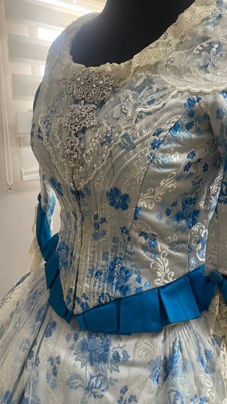 Traje Fallera Niña Azul y Blanco en hilo de plata.