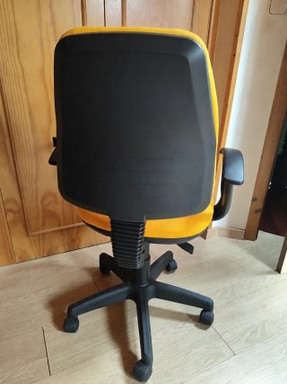 Silla de oficina ergonómica naranja