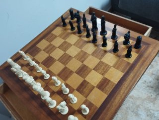 Mesa de ajedrez con piezas de cerámica