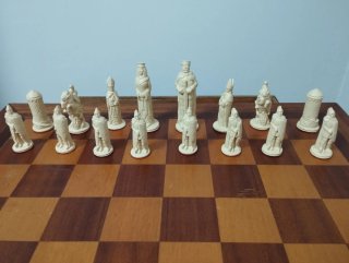 Mesa de ajedrez con piezas de cerámica