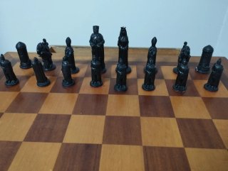 Mesa de ajedrez con piezas de cerámica