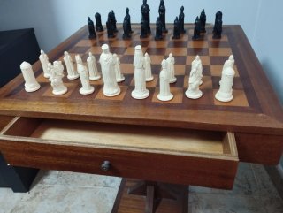 Mesa de ajedrez con piezas de cerámica