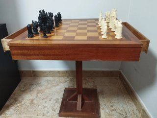 Mesa de ajedrez con piezas de cerámica