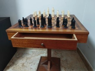 Mesa de ajedrez con piezas de cerámica