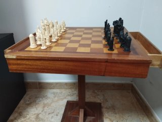 Mesa de ajedrez con piezas de cerámica