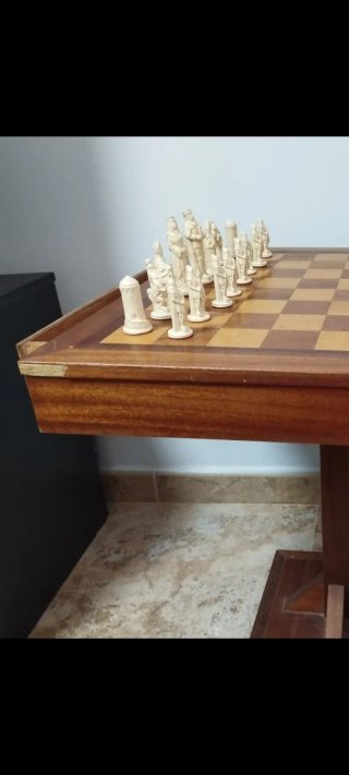 Mesa de ajedrez con piezas de cerámica
