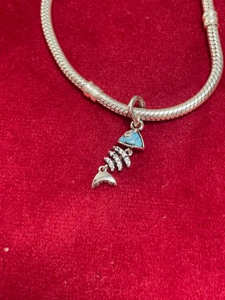 Charm espina de pez con circonitas
