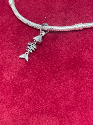 Charm espina de pez con circonitas