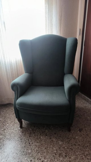 Butaca orejera verde tela