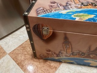 Bonito Baúl de almacenaje con diseño de viajes.