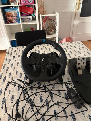 Volante Logitech PS5 con Pedales