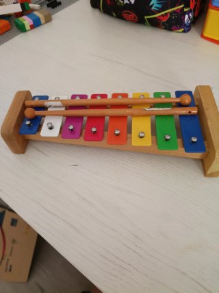 Xilófono infantil de madera con baquetas
