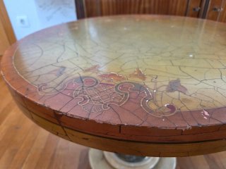 Mesa auxiliar antigua decorada.