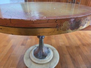 Mesa auxiliar antigua decorada.