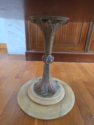 Mesa auxiliar antigua decorada.
