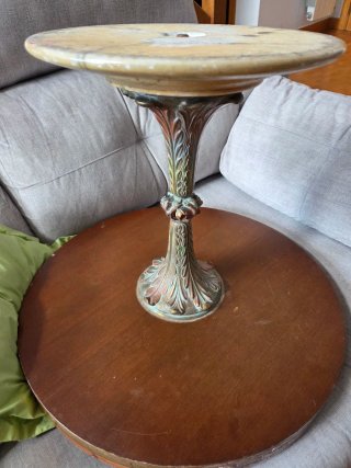Mesa auxiliar antigua decorada.