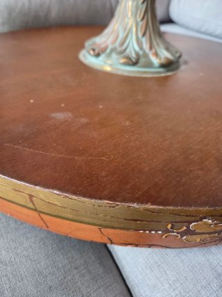 Mesa auxiliar antigua decorada.