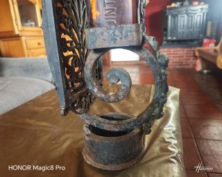 Botellero antiguo con llave