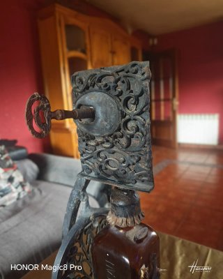 Botellero antiguo con llave