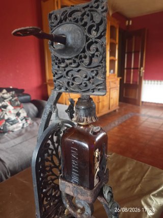 Botellero antiguo con llave